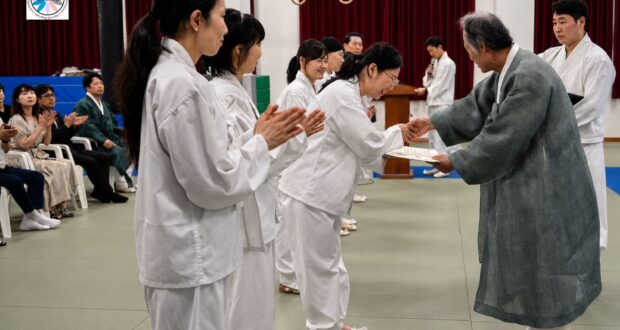 Uroczystość taekkyeon w Chungju Taekkyeonwon, wręczenie dyplomu uczestniczce przez starszego mistrza podczas ceremonii pamięci Shin Han-seunga.