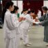 Uroczystość taekkyeon w Chungju Taekkyeonwon, wręczenie dyplomu uczestniczce przez starszego mistrza podczas ceremonii pamięci Shin Han-seunga.